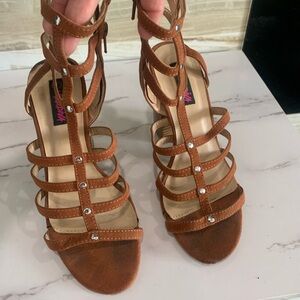 Women’s Wild Diva Gladiator Strap‎ Zip Up Sandal. Size 7